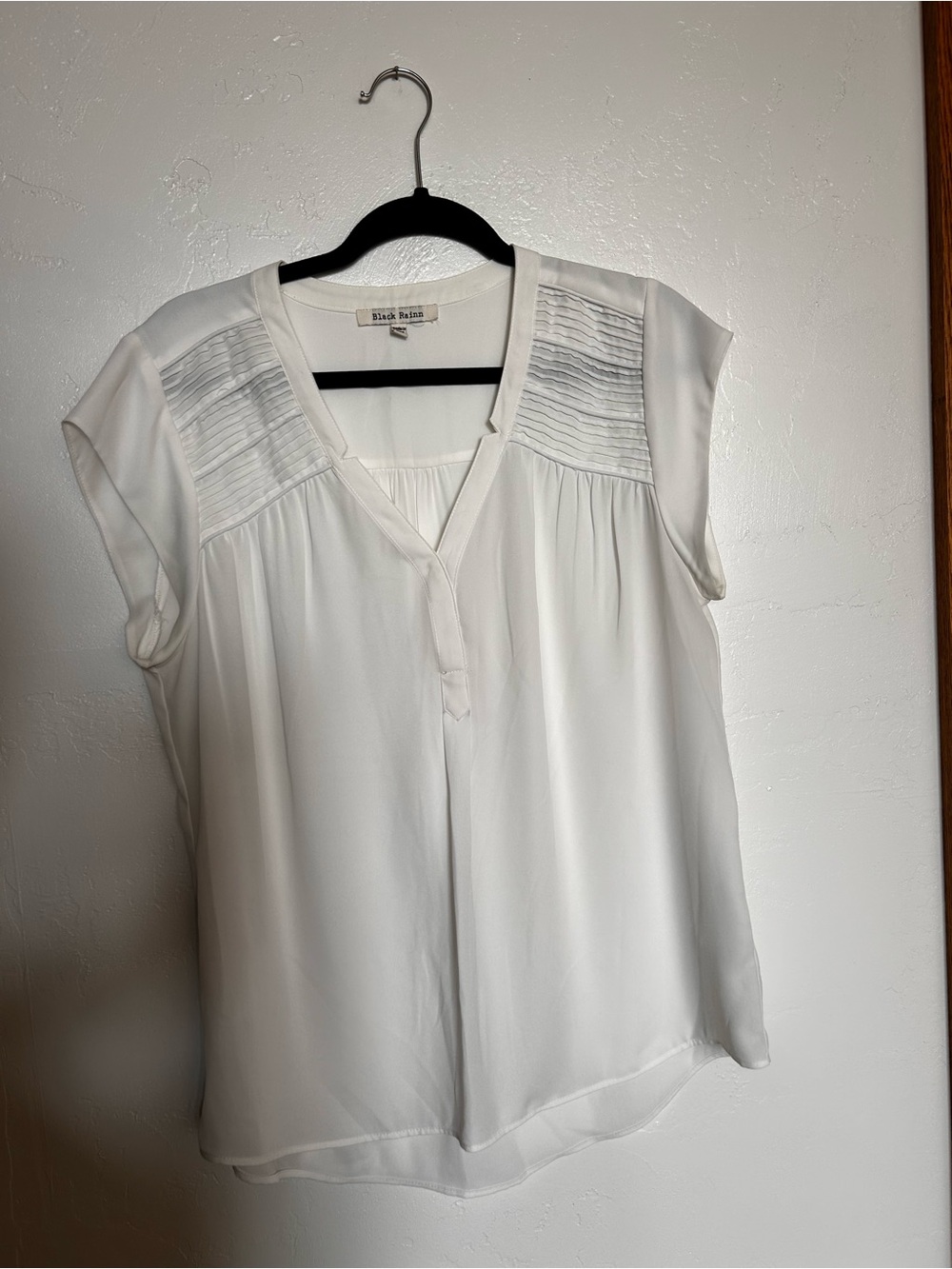 Black Rainn White Pleated Y-Neck Blouse